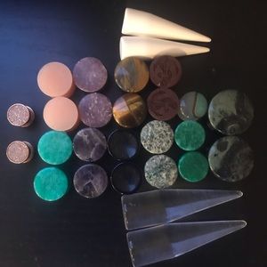 13 pairs of ear gauges Stone